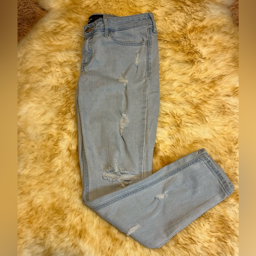 Hollister Women's Light Wash Distressed Crop Jeans - Size 27 👖💙✨